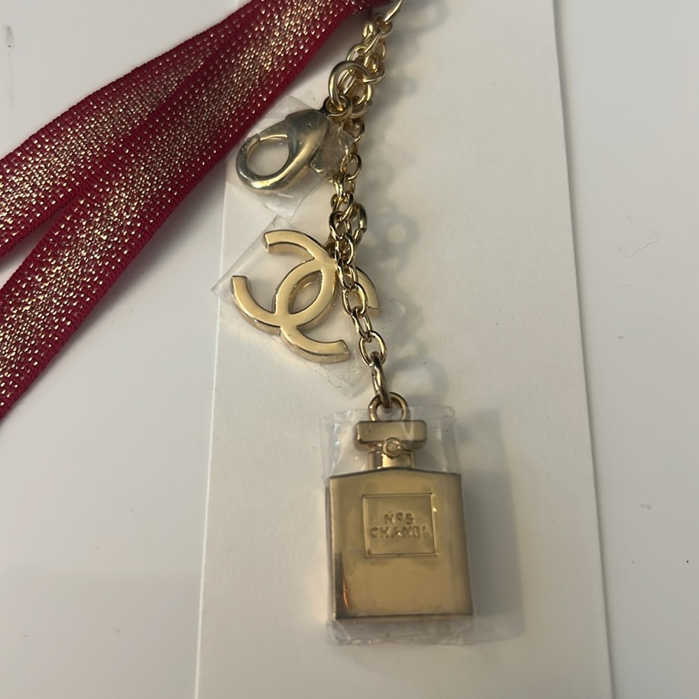 Chanel No.5 Novelty Keyring Holiday Limited Edition - Picture 3 of 10